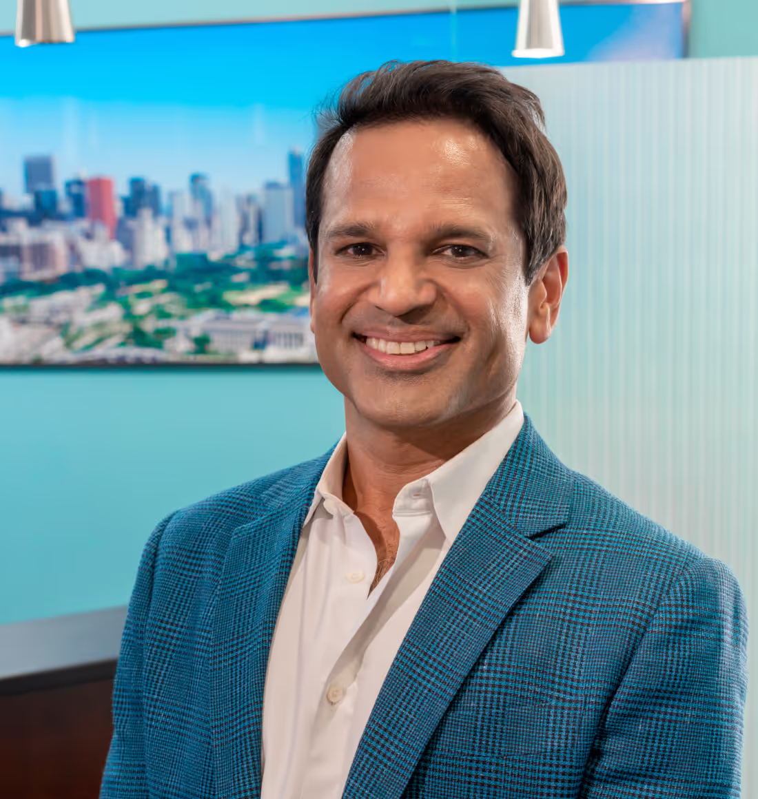Dr. Amjad Ahmad, cirujano oculofacial en Chicago